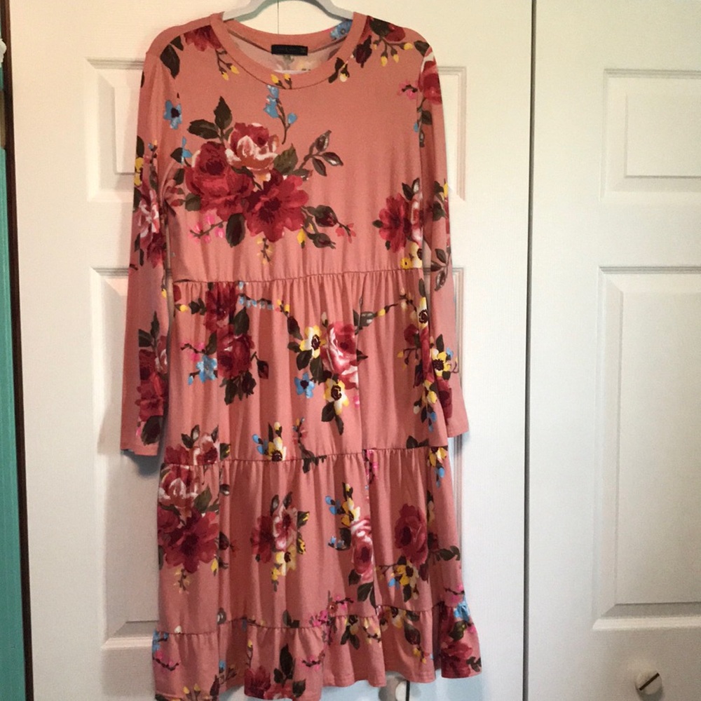 Flowy floral dress⭐️